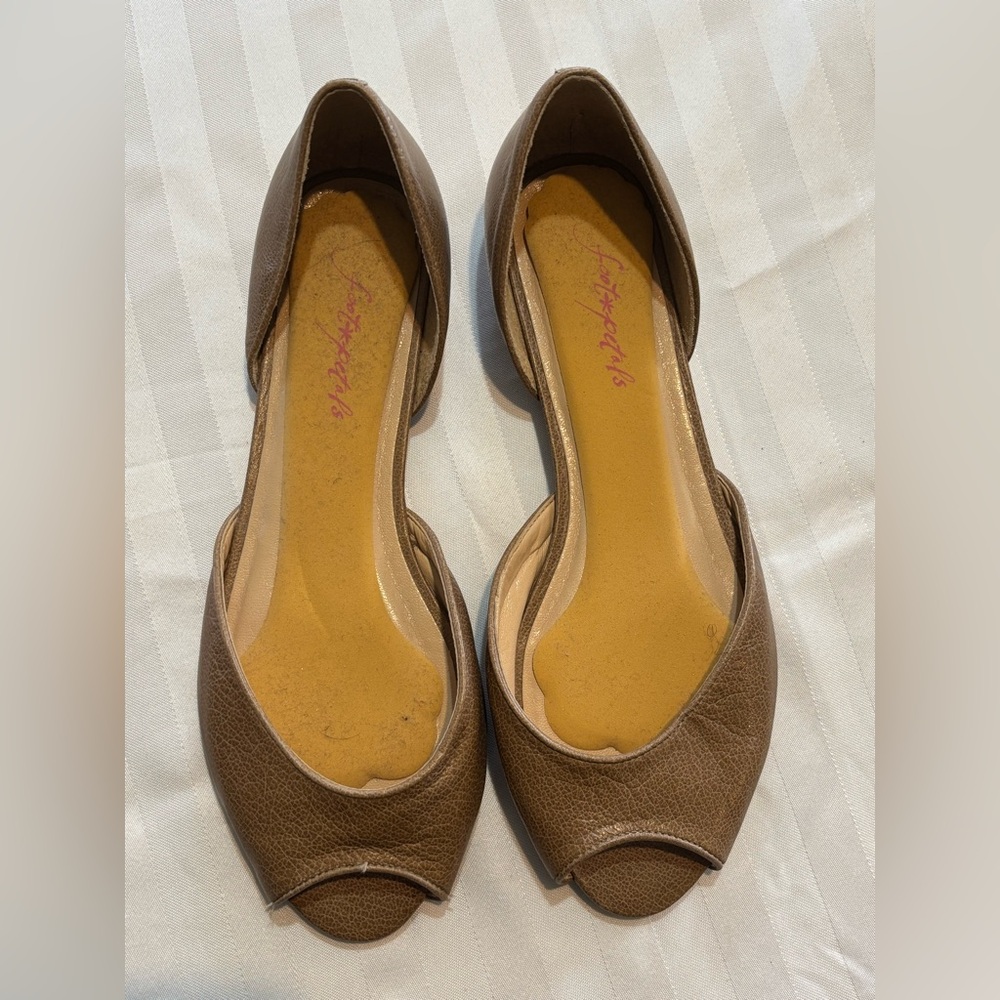 Foot Petals Womens 8B 1/2 Heel Beige Sandals (Good Condition)